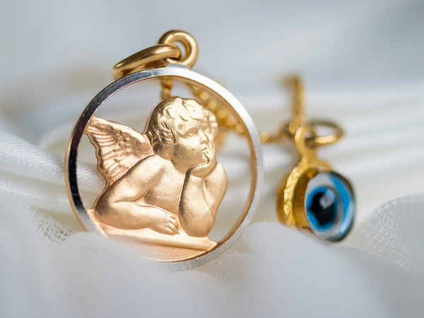 Découvrez la médaille ange gardien : un bijou précieux pour baptême