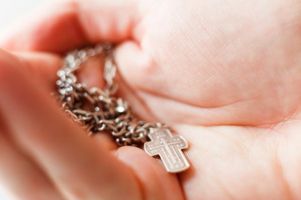 Découvrez nos bijoux croix : un symbole d'élégance chrétienne